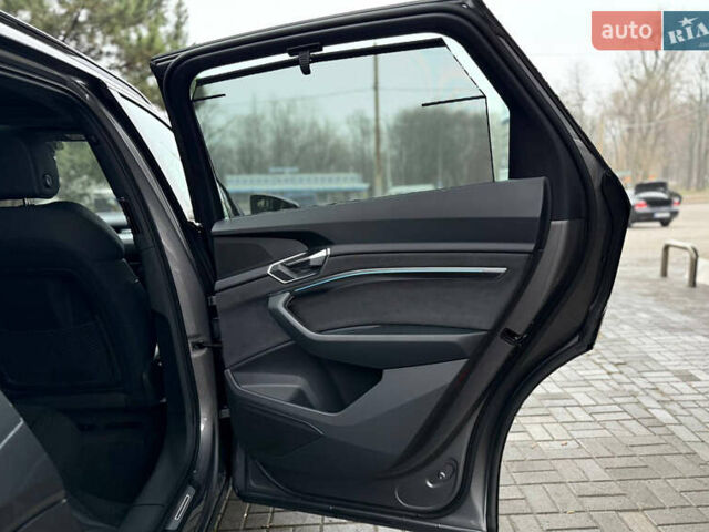 Серый Ауди E-Tron, объемом двигателя 0 л и пробегом 39 тыс. км за 44500 $, фото 46 на Automoto.ua