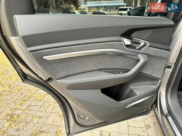 Серый Ауди E-Tron, объемом двигателя 0 л и пробегом 31 тыс. км за 46500 $, фото 38 на Automoto.ua