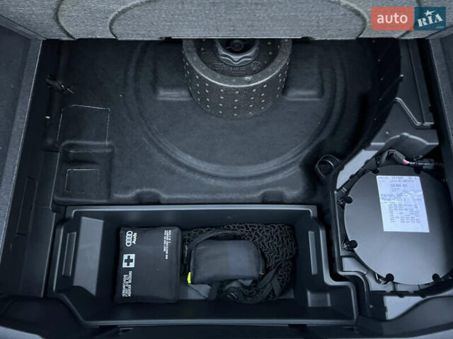 Серый Ауди E-Tron, объемом двигателя 0 л и пробегом 32 тыс. км за 41367 $, фото 39 на Automoto.ua