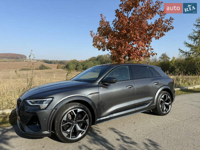 Серый Ауди E-Tron, объемом двигателя 0 л и пробегом 65 тыс. км за 53900 $, фото 1 на Automoto.ua