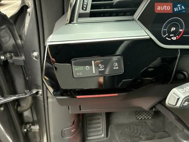 Серый Ауди E-Tron, объемом двигателя 0 л и пробегом 112 тыс. км за 31900 $, фото 77 на Automoto.ua