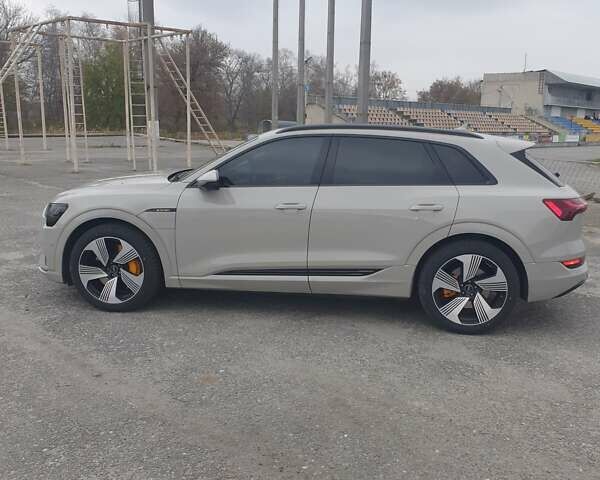 Серый Ауди E-Tron, объемом двигателя 0 л и пробегом 30 тыс. км за 45000 $, фото 2 на Automoto.ua