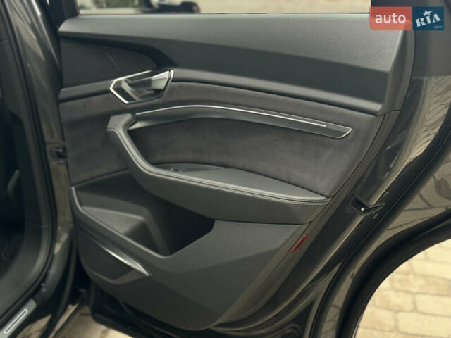 Серый Ауди E-Tron, объемом двигателя 0 л и пробегом 59 тыс. км за 44999 $, фото 32 на Automoto.ua