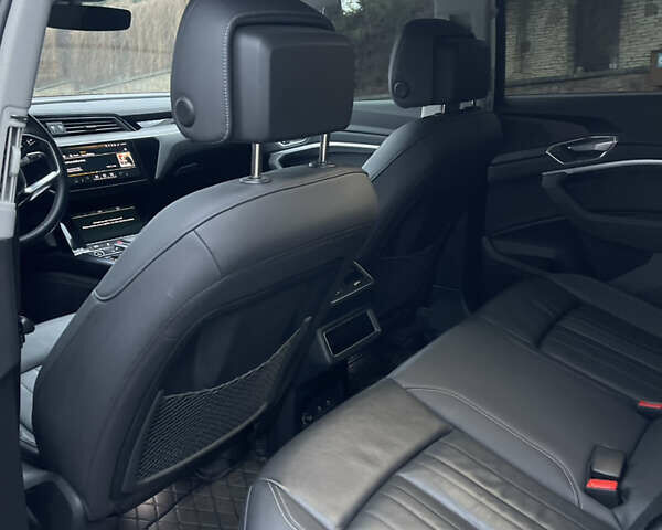 Серый Ауди E-Tron, объемом двигателя 0 л и пробегом 74 тыс. км за 37500 $, фото 32 на Automoto.ua