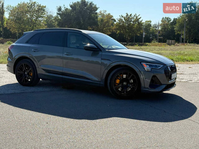 Серый Ауди E-Tron, объемом двигателя 0 л и пробегом 42 тыс. км за 44900 $, фото 3 на Automoto.ua