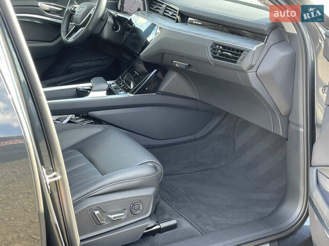 Серый Ауди E-Tron, объемом двигателя 0 л и пробегом 32 тыс. км за 42131 $, фото 41 на Automoto.ua