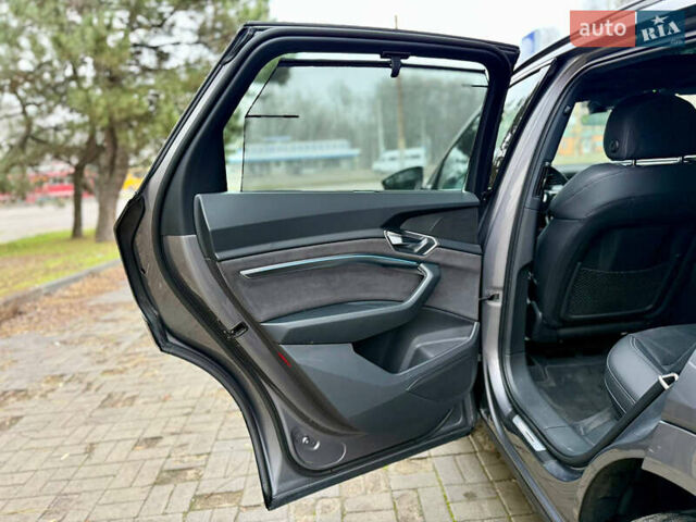 Серый Ауди E-Tron, объемом двигателя 0 л и пробегом 39 тыс. км за 44500 $, фото 30 на Automoto.ua