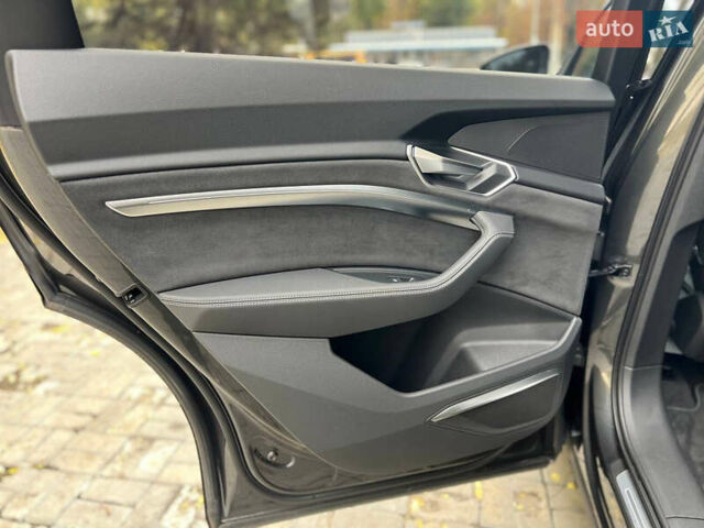 Серый Ауди E-Tron, объемом двигателя 0 л и пробегом 32 тыс. км за 43500 $, фото 29 на Automoto.ua