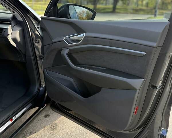 Серый Ауди E-Tron, объемом двигателя 0 л и пробегом 31 тыс. км за 40500 $, фото 18 на Automoto.ua