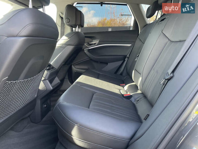 Серый Ауди E-Tron, объемом двигателя 0 л и пробегом 32 тыс. км за 42131 $, фото 28 на Automoto.ua