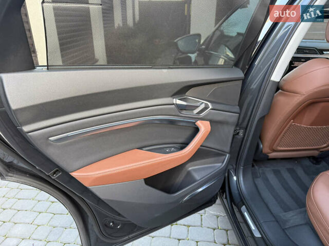 Серый Ауди E-Tron, объемом двигателя 0 л и пробегом 13 тыс. км за 36500 $, фото 28 на Automoto.ua