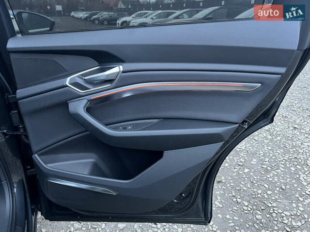 Серый Ауди E-Tron, объемом двигателя 0 л и пробегом 32 тыс. км за 41367 $, фото 45 на Automoto.ua