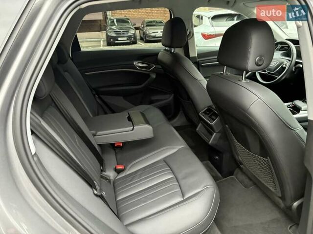 Серый Ауди E-Tron, объемом двигателя 0 л и пробегом 112 тыс. км за 31900 $, фото 54 на Automoto.ua