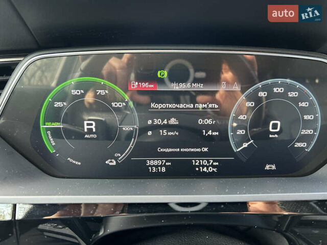 Серый Ауди E-Tron, объемом двигателя 0 л и пробегом 38 тыс. км за 36300 $, фото 1 на Automoto.ua