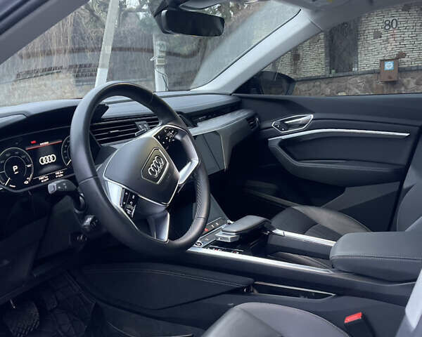 Серый Ауди E-Tron, объемом двигателя 0 л и пробегом 74 тыс. км за 37500 $, фото 31 на Automoto.ua