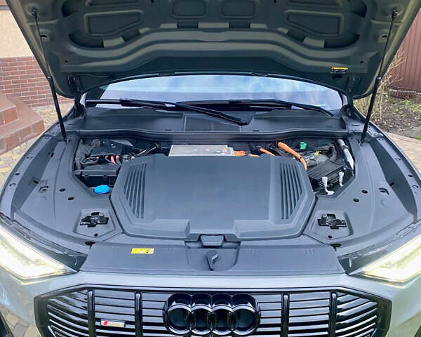 Сірий Ауді E-Tron, об'ємом двигуна 0 л та пробігом 43 тис. км за 45500 $, фото 59 на Automoto.ua