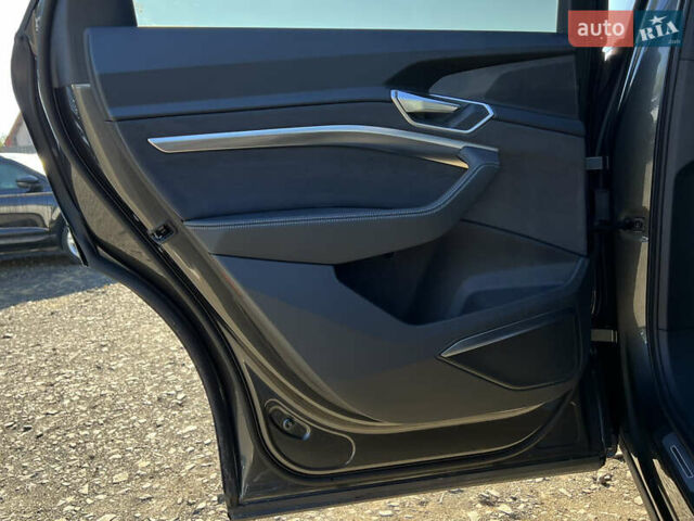 Серый Ауди E-Tron, объемом двигателя 0 л и пробегом 42 тыс. км за 47848 $, фото 32 на Automoto.ua