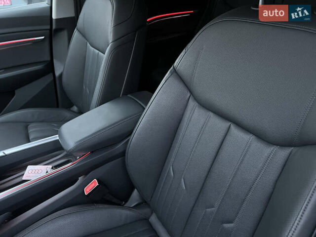 Серый Ауди E-Tron, объемом двигателя 0 л и пробегом 32 тыс. км за 41367 $, фото 28 на Automoto.ua