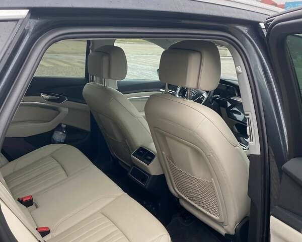 Сірий Ауді E-Tron, об'ємом двигуна 0 л та пробігом 17 тис. км за 36000 $, фото 6 на Automoto.ua