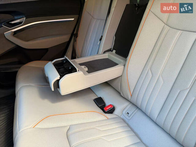 Серый Ауди E-Tron, объемом двигателя 0 л и пробегом 42 тыс. км за 44900 $, фото 20 на Automoto.ua