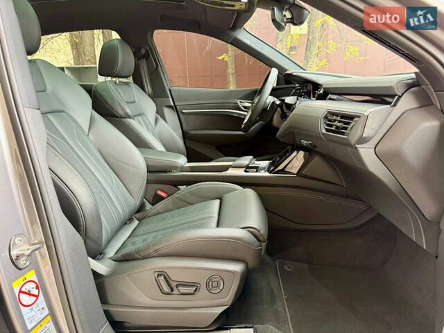 Серый Ауди E-Tron, объемом двигателя 0 л и пробегом 31 тыс. км за 46500 $, фото 50 на Automoto.ua