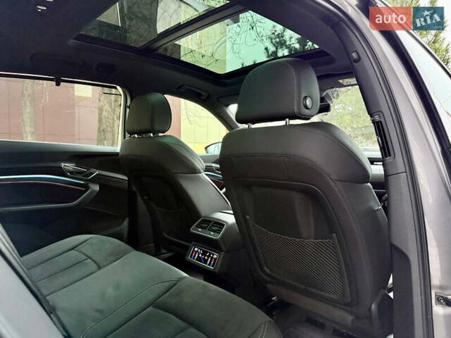 Серый Ауди E-Tron, объемом двигателя 0 л и пробегом 39 тыс. км за 44500 $, фото 44 на Automoto.ua