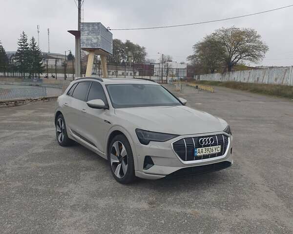 Серый Ауди E-Tron, объемом двигателя 0 л и пробегом 30 тыс. км за 45000 $, фото 1 на Automoto.ua