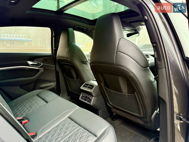 Серый Ауди E-Tron, объемом двигателя 0 л и пробегом 37 тыс. км за 49500 $, фото 55 на Automoto.ua