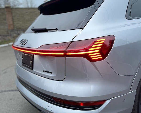 Серый Ауди E-Tron, объемом двигателя 0 л и пробегом 74 тыс. км за 37500 $, фото 21 на Automoto.ua