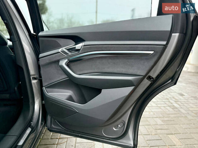 Серый Ауди E-Tron, объемом двигателя 0 л и пробегом 39 тыс. км за 44500 $, фото 45 на Automoto.ua