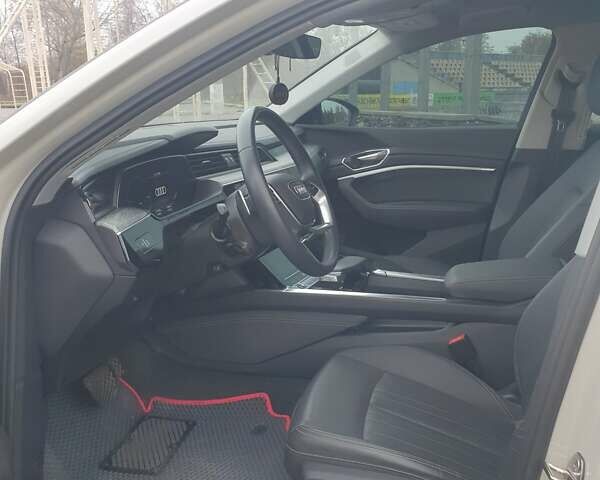 Серый Ауди E-Tron, объемом двигателя 0 л и пробегом 30 тыс. км за 45000 $, фото 10 на Automoto.ua