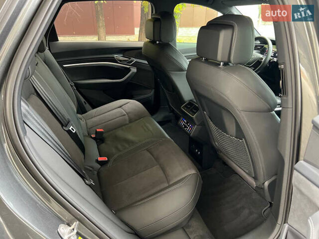 Серый Ауди E-Tron, объемом двигателя 0 л и пробегом 32 тыс. км за 43500 $, фото 33 на Automoto.ua