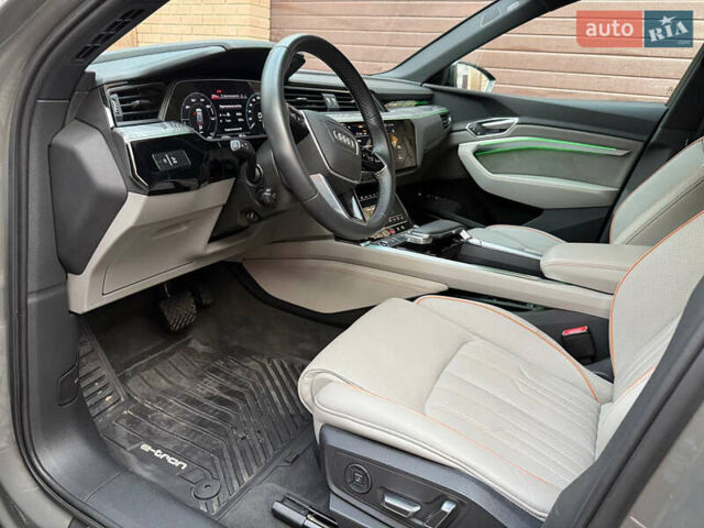 Серый Ауди E-Tron, объемом двигателя 0 л и пробегом 42 тыс. км за 44900 $, фото 16 на Automoto.ua