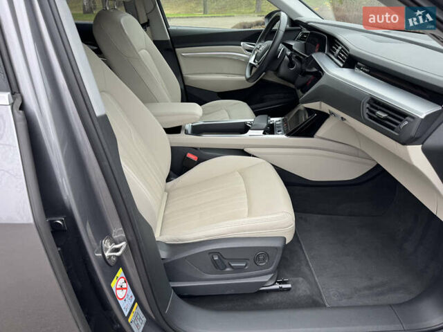 Сірий Ауді E-Tron, об'ємом двигуна 0 л та пробігом 61 тис. км за 39999 $, фото 18 на Automoto.ua