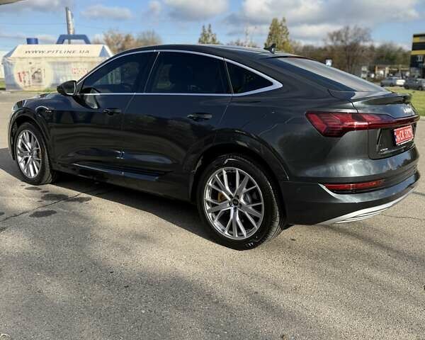 Серый Ауди E-Tron, объемом двигателя 0 л и пробегом 31 тыс. км за 40500 $, фото 4 на Automoto.ua