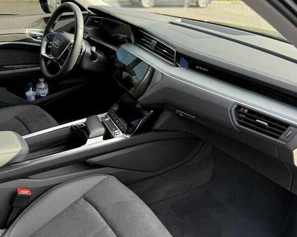Серый Ауди E-Tron, объемом двигателя 0 л и пробегом 31 тыс. км за 40500 $, фото 19 на Automoto.ua
