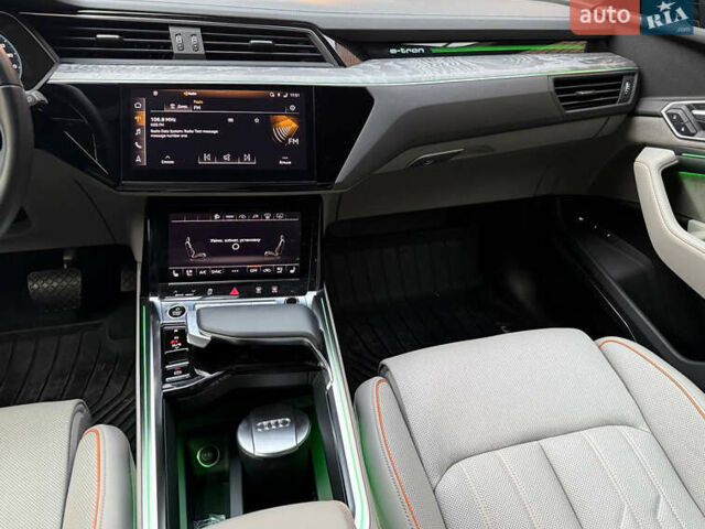 Серый Ауди E-Tron, объемом двигателя 0 л и пробегом 42 тыс. км за 44900 $, фото 12 на Automoto.ua