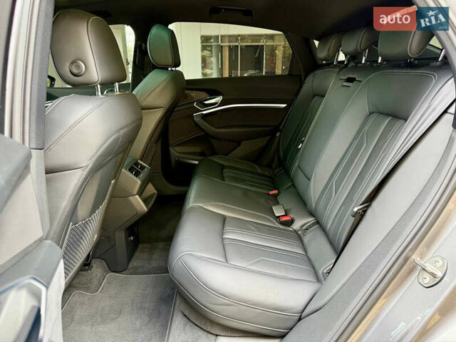 Серый Ауди E-Tron, объемом двигателя 0 л и пробегом 31 тыс. км за 46500 $, фото 40 на Automoto.ua