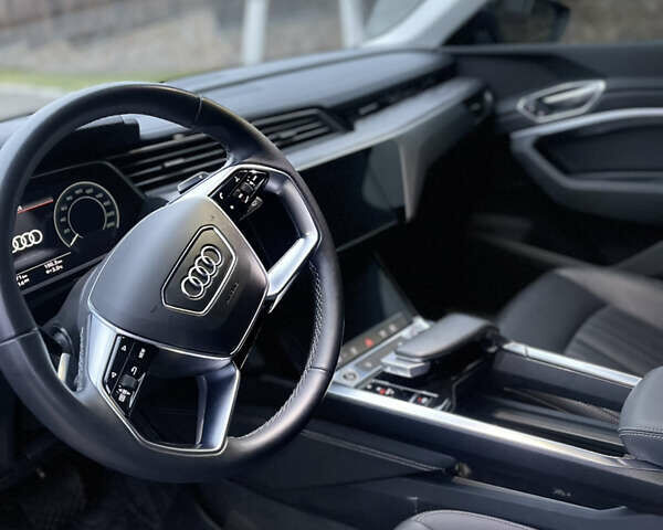 Серый Ауди E-Tron, объемом двигателя 0 л и пробегом 74 тыс. км за 37500 $, фото 30 на Automoto.ua