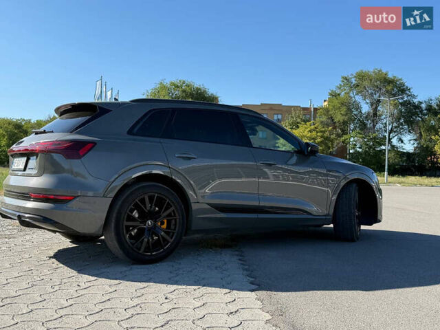 Серый Ауди E-Tron, объемом двигателя 0 л и пробегом 42 тыс. км за 44900 $, фото 4 на Automoto.ua