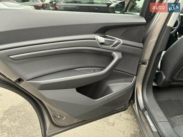 Серый Ауди E-Tron, объемом двигателя 0 л и пробегом 112 тыс. км за 31900 $, фото 60 на Automoto.ua