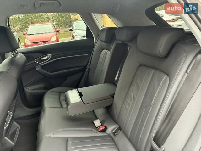 Серый Ауди E-Tron, объемом двигателя 0 л и пробегом 112 тыс. км за 31900 $, фото 58 на Automoto.ua