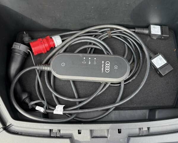 Серый Ауди E-Tron, объемом двигателя 0 л и пробегом 31 тыс. км за 40500 $, фото 12 на Automoto.ua