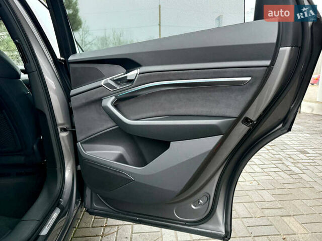 Серый Ауди E-Tron, объемом двигателя 0 л и пробегом 39 тыс. км за 44500 $, фото 48 на Automoto.ua