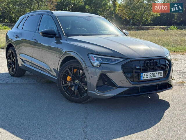 Серый Ауди E-Tron, объемом двигателя 0 л и пробегом 42 тыс. км за 44900 $, фото 2 на Automoto.ua