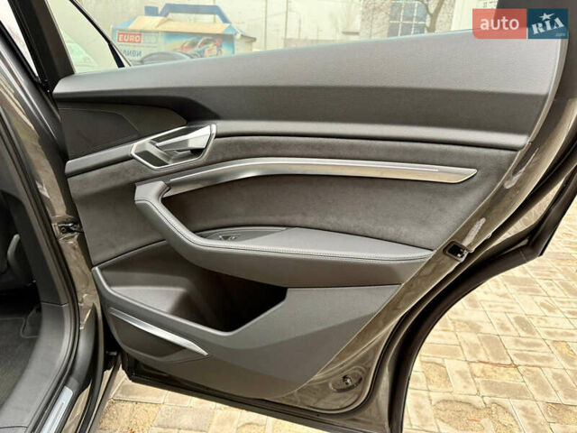 Серый Ауди E-Tron, объемом двигателя 0 л и пробегом 37 тыс. км за 49500 $, фото 56 на Automoto.ua