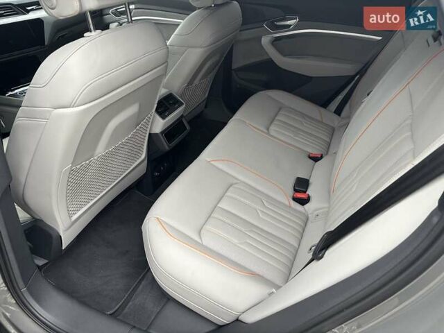 Серый Ауди E-Tron, объемом двигателя 0 л и пробегом 25 тыс. км за 44900 $, фото 17 на Automoto.ua