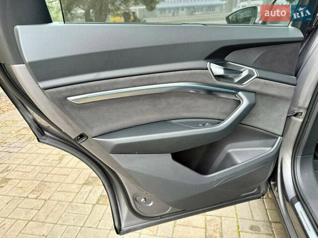 Серый Ауди E-Tron, объемом двигателя 0 л и пробегом 39 тыс. км за 44500 $, фото 32 на Automoto.ua