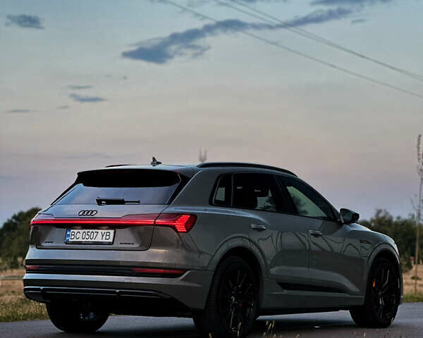 Серый Ауди E-Tron, объемом двигателя 0 л и пробегом 63 тыс. км за 40999 $, фото 4 на Automoto.ua