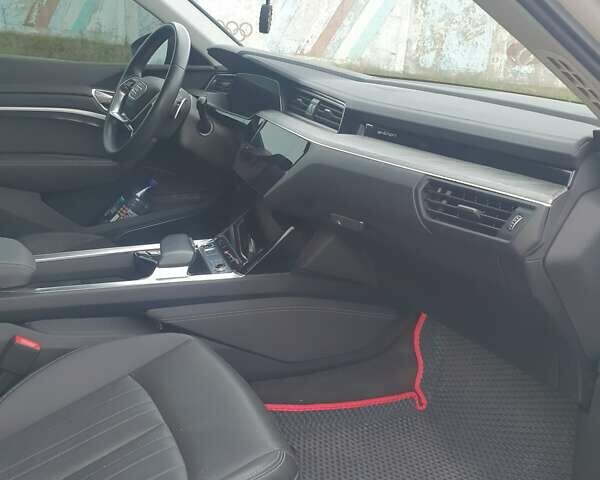 Серый Ауди E-Tron, объемом двигателя 0 л и пробегом 30 тыс. км за 45000 $, фото 17 на Automoto.ua